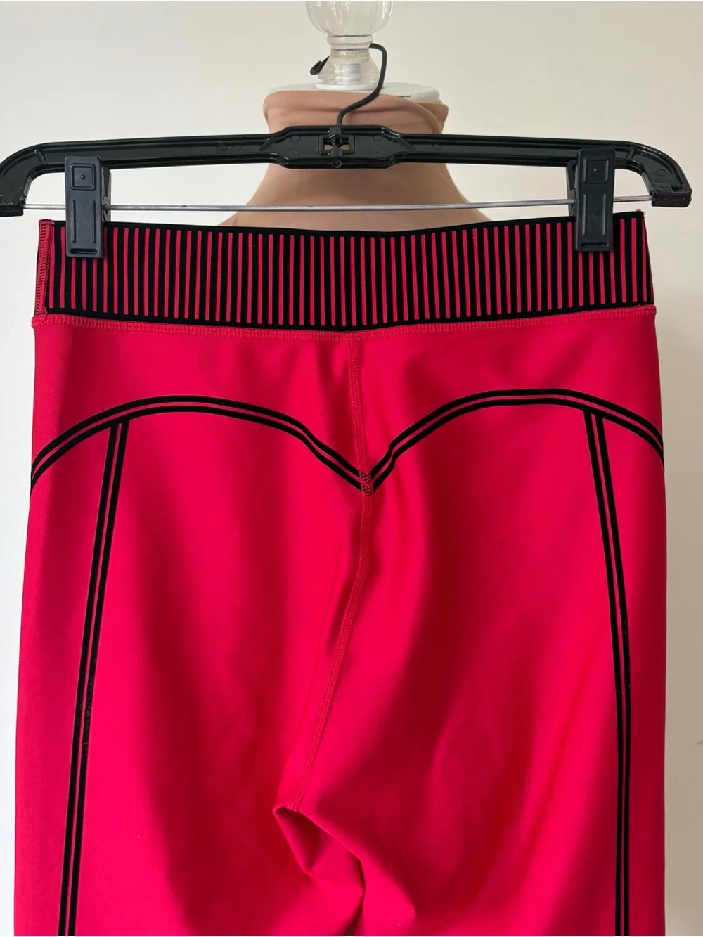 ALO YOGA Airlift High-Waist 7/8 Line Up Black Flocking Bold Red Legging EUC Sz S